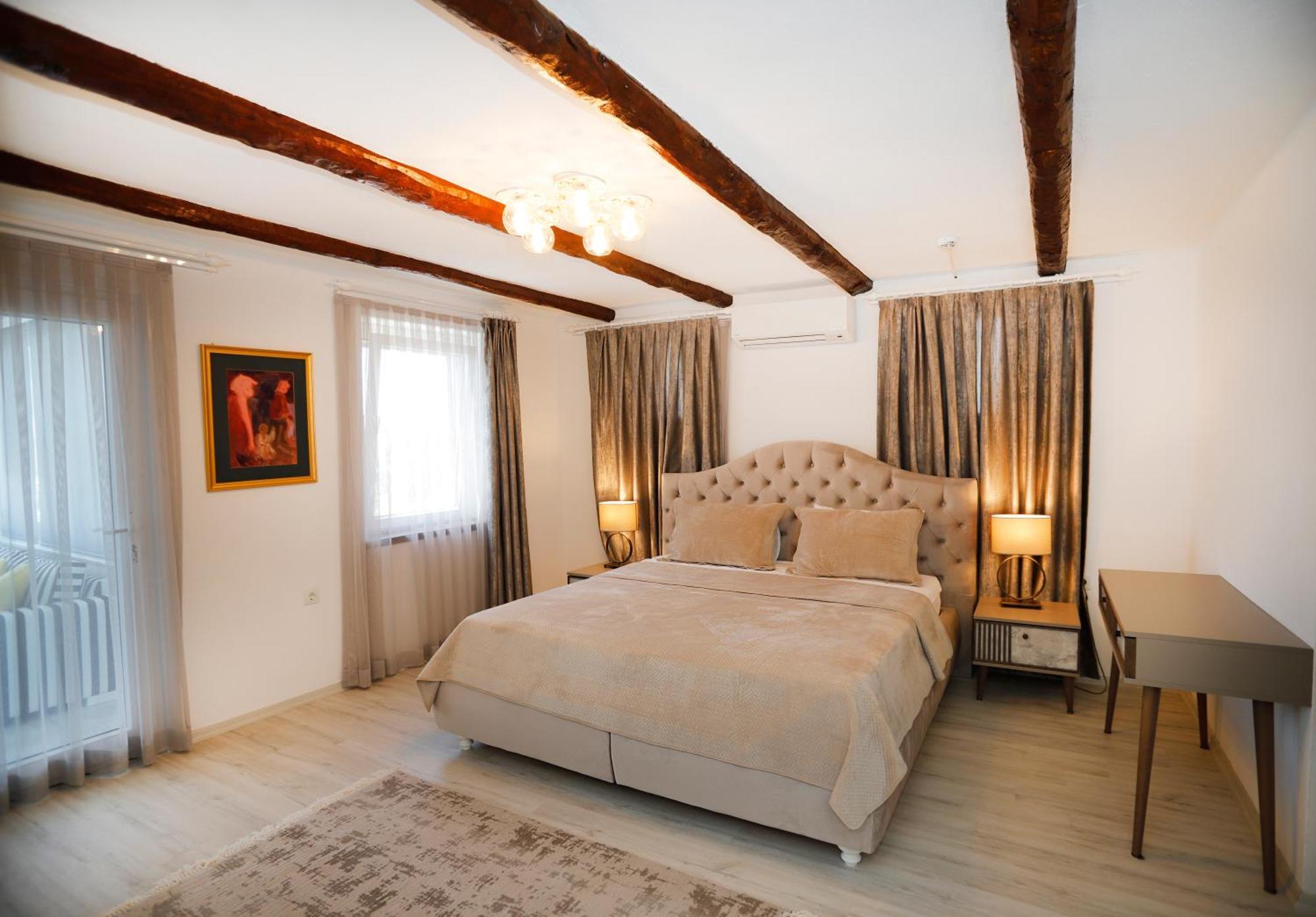 Flag +12 Otel